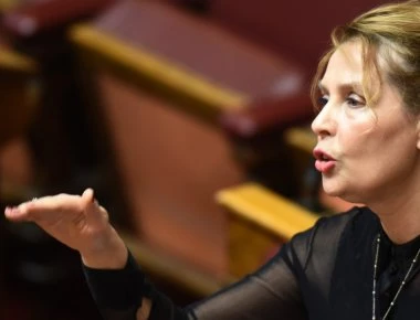 «Ψωνίζουν» από τα αζήτητα: Η Κ.Παπακώστα εντάσσεται στους ΑΝΕΛ και αυξάνει την κυβερνητική στήριξη στους 154 βουλευτές